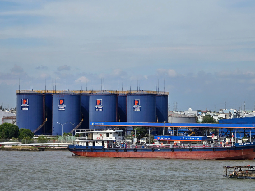 Fuel crisis spreads, nations tighten supply and price controls - 3