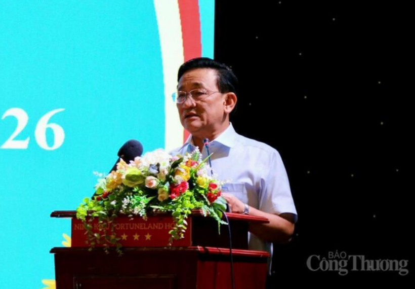 Tran Quoc Tuan, Director of the Vinh Long Department of Industry and Trade, delivered remarks at the conference.