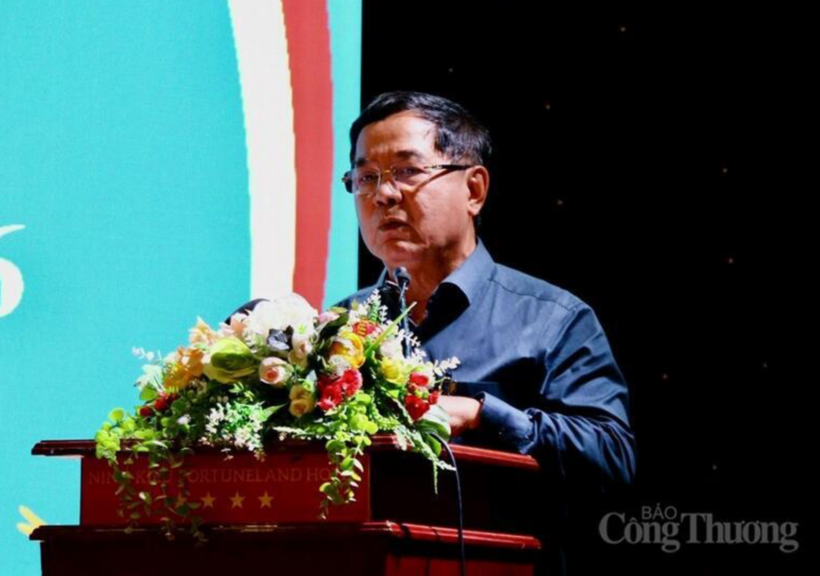 Do Ha Nam delivers remarks at the conference.