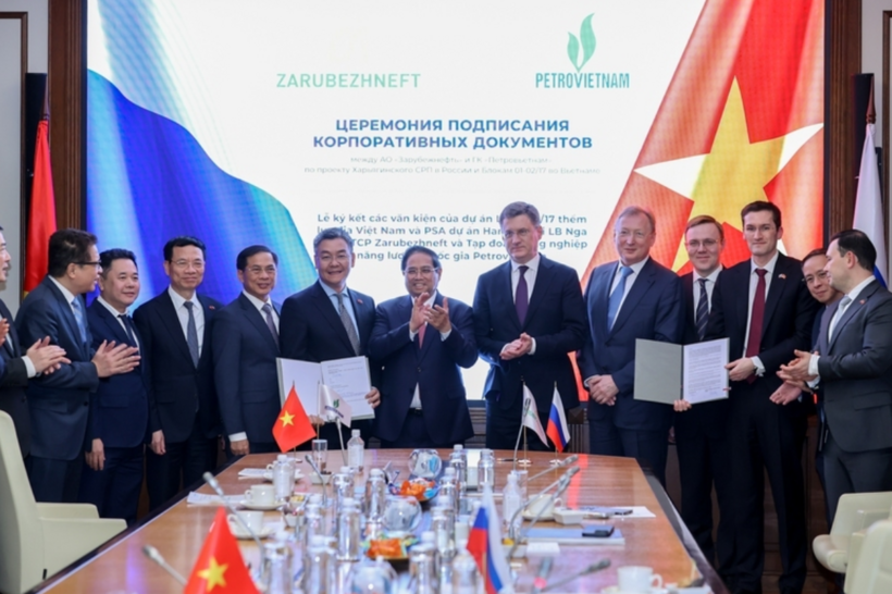 The Prime Minister witnesses the signing of specific contracts between enterprises. Photo: VGP