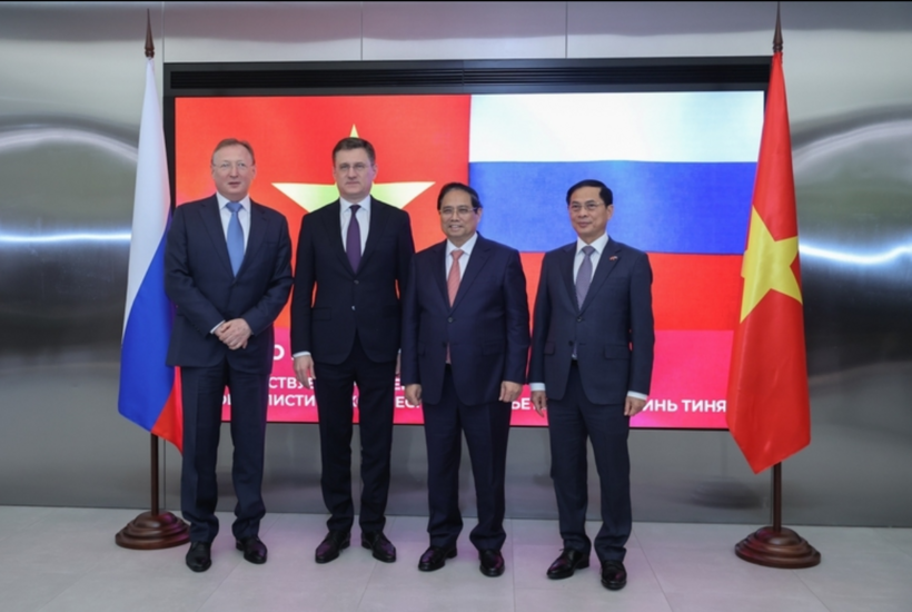 Prime Minister Pham Minh Chinh, Russian Deputy Prime Minister Alexander Novak (center), Deputy Prime Minister Bui Thanh Son, and Zarubezhneft leaders. Photo: VGP.