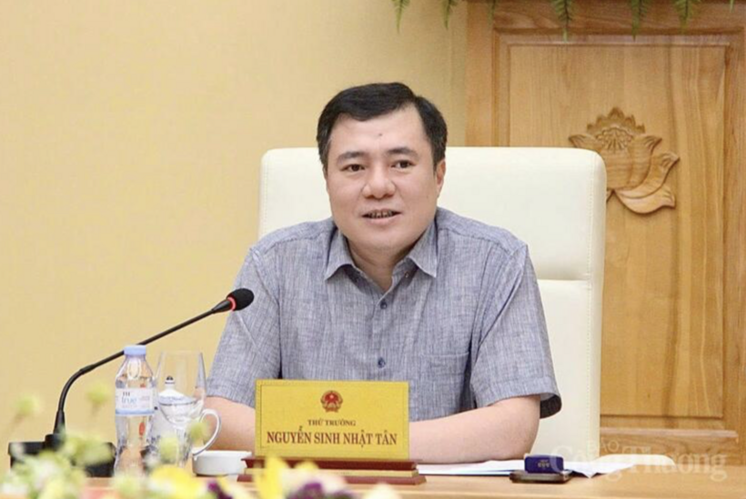 Deputy Minister Nguyen Sinh Nhat Tan deliver the closing remarks at the conference.