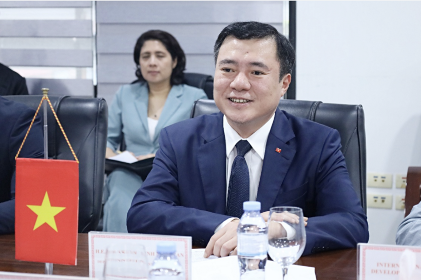 Deputy Minister Nguyen Sinh Nhat Tan chair the reception for the delegation led by US Deputy Secretary of Agriculture Luke Lindberg.