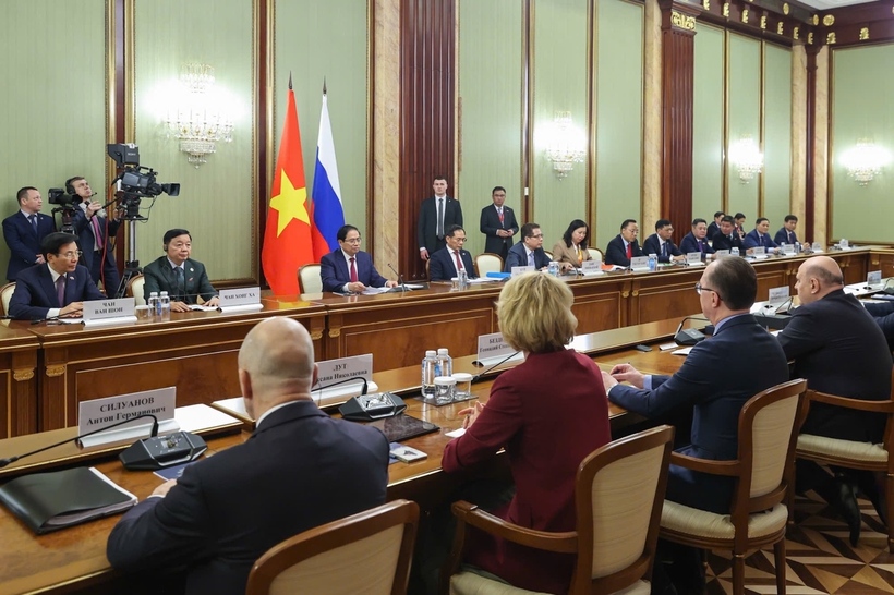 Deputy Minister Nguyen Hoang Long accompanies the Prime Minister at talks with Russian Prime Minister Mikhail Mishustin.