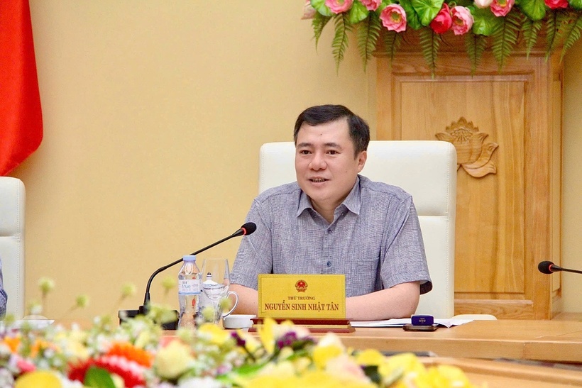 Deputy Minister Nguyen Sinh Nhat Tan delivers the opening remarks at the conference.