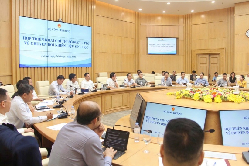 Representatives of ministries, enterprises, and associations exchange views at the conference.