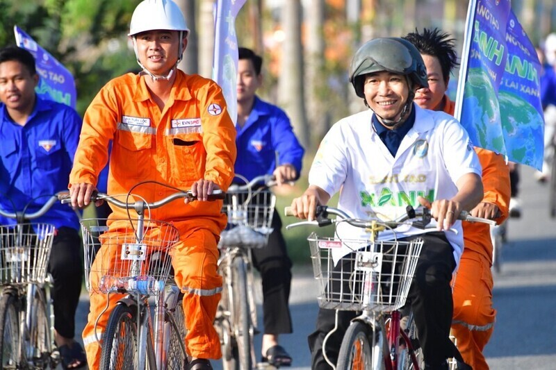 Employees of Tan Tru Power Unit (under Tay Ninh Power Company) cycled to spread the message “Green Innovation - Green Future” in response to the Earth Hour 2026 campaign. Photo: PC Tay Ninh