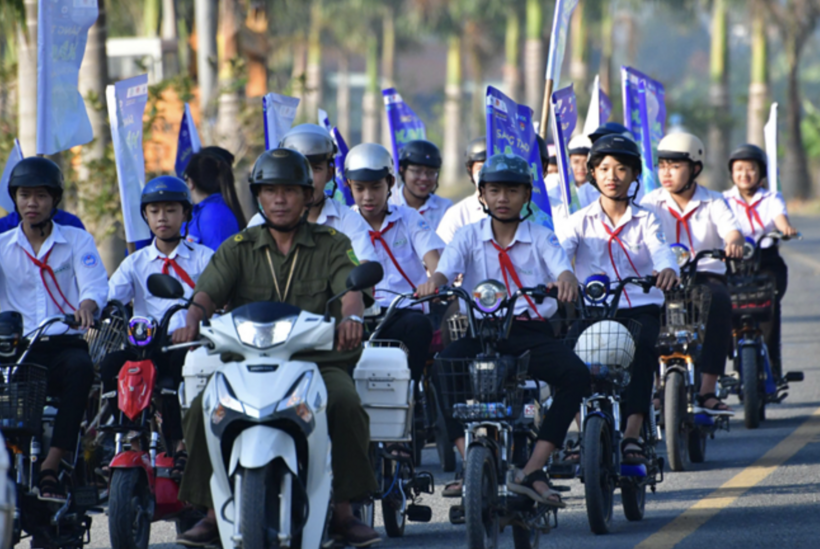 In another initiative, the Tan Tru Power Unit (under Tay Ninh Power Company), in coordination with the local Youth Union, organized a cycling campaign to promote Earth Hour 2026, drawing numerous officials, youth members, and more than 100 students.