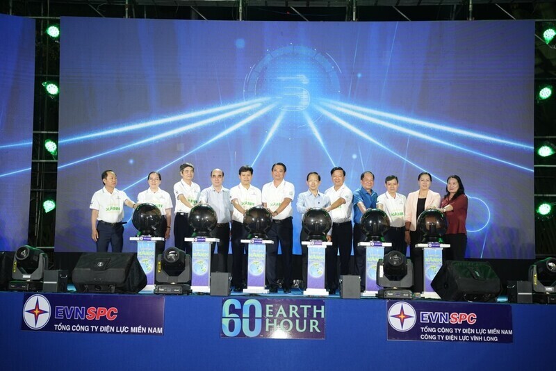 Representatives of EVNSPC and Vinh Long province perform the lights-off ceremony in response to Earth Hour 2026. Photo: PC Vinh Long