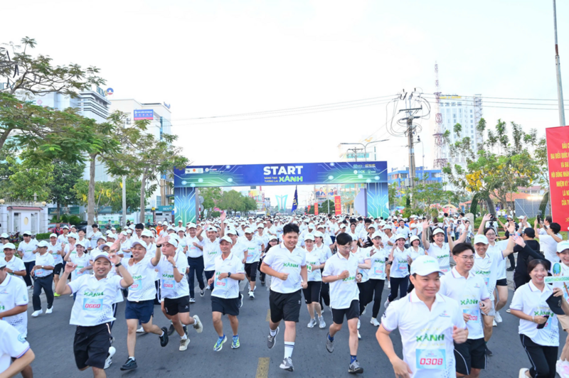 A large number of employees from the southern power sector and residents of Vinh Long province participated in a run in response to the Earth Hour 2026 campaign. Photo: PC Vinh Long