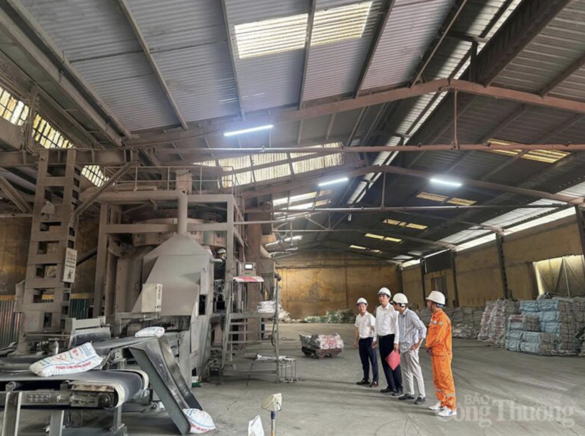 Ninh Binh Power Company provides consultation on safe and efficient electricity use at Ninh Binh Phosphate Joint Stock Company.