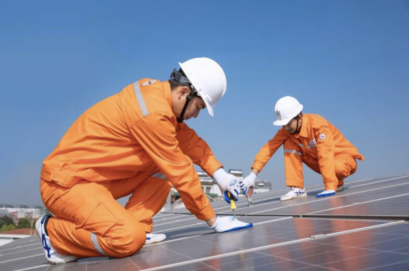 The Prime Minister calls for accelerating the installation of rooftop solar power systems. Photo: EVN