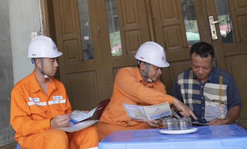 The Prime Minister calls for enhanced electricity conservation in households through the use of solar-powered electrical devices. Photo: Ngoc Lan