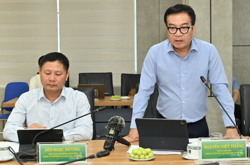 BSR Deputy Party Secretary and Director Nguyen Viet Thang presents the company’s production and business performance results.