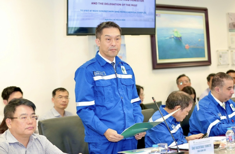 Kazutaka Yamato, Director of Nghi Son Refinery and Petrochemical LLC, reports to Acting Minister Le Manh Hung at the working session. Photo: Ngo Nhung