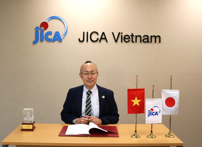 Kobayashi Yosuke, Chief Representative of JICA Vietnam, attends the loan agreement signing ceremony.