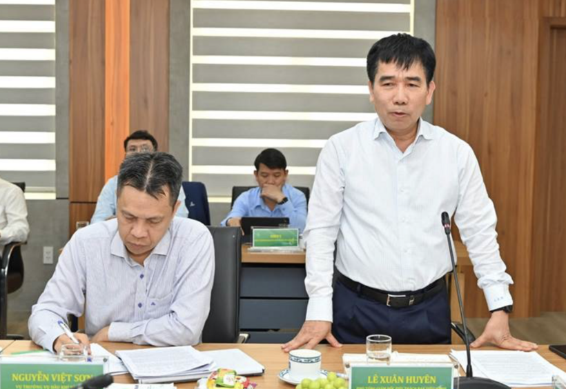 Le Xuan Huyen, Deputy Director in charge of Petrovietnam’s executive board, delivers remarks at the meeting.