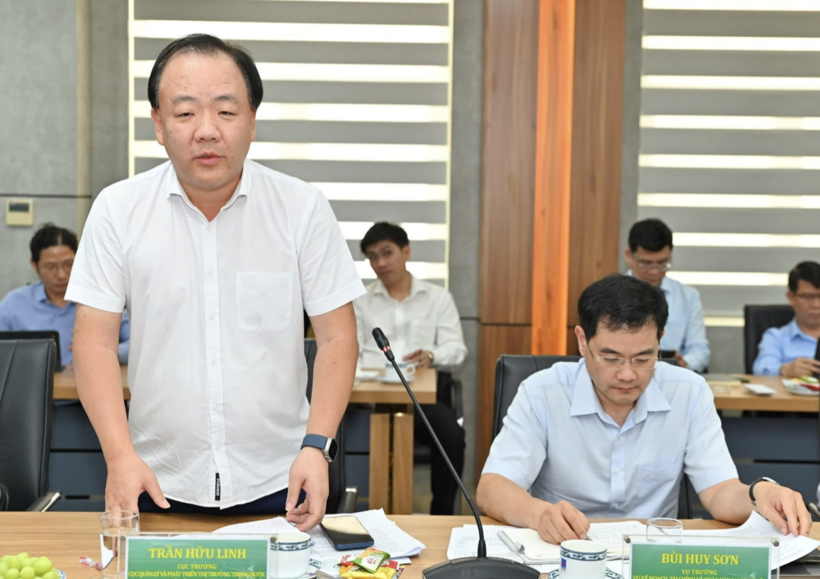 Tran Huu Linh, Director of the Agency for Domestic Market Surveillance and Development, delivers remarks at the meeting.