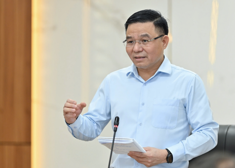 Tran Huu Linh, Director of the Agency for Domestic Market Surveillance and Development, delivers remarks at the meeting.