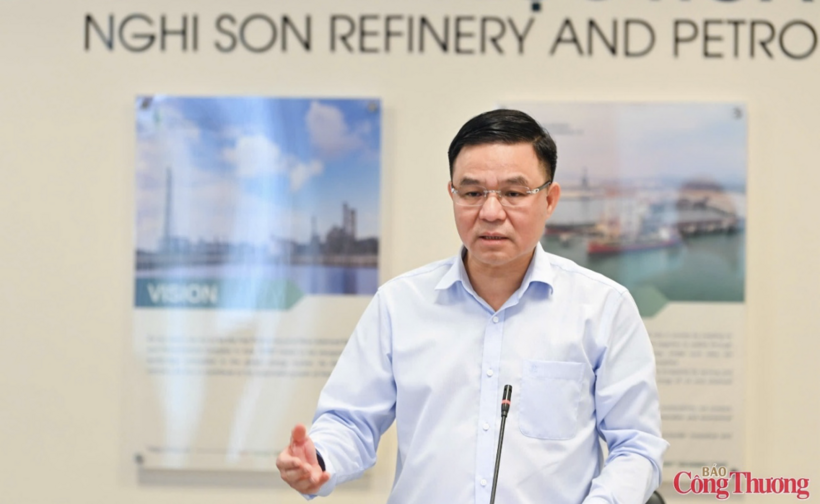 Acting Minister Le Manh Hung commends the efforts of Petrovietnam and NSRP in maintaining fuel supply despite challenging conditions. Photo: Nam Nguyen