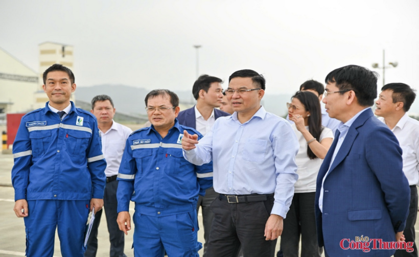 Acting Minister Le Manh Hung conducts a site inspection at Nghi Son Refinery and Petrochemical LLC. Photo: Nam Nguyen