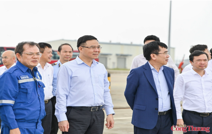 Acting Minister Le Manh Hung and the delegation hold a working session on ensuring energy security.