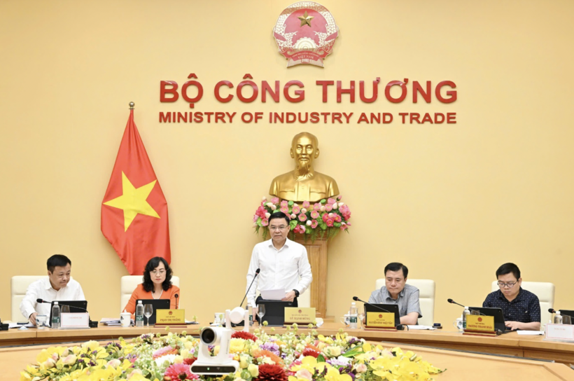 Acting Minister of Industry and Trade Le Manh Hung delivers the opening remarks at the conference.