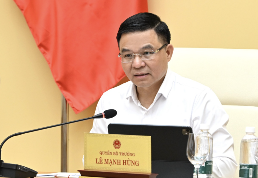 Acting Minister of Industry and Trade Le Manh Hung delivers directives at the conference