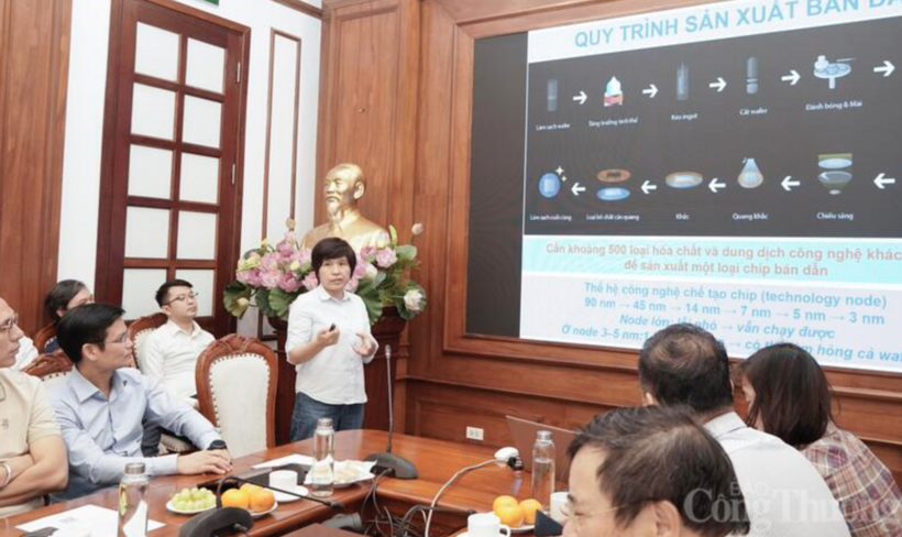 Associate Professor Vu Thi Thu Ha reports the Phase 1 results of the science and technology project titled “Research on opportunities and the potential for Vietnam National Chemical Group to participate in the semiconductor industry value chain.”