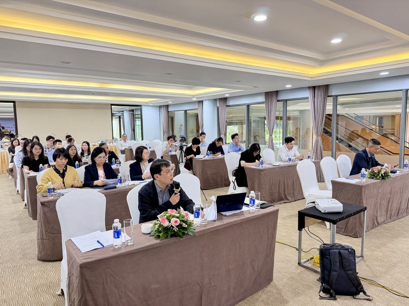 Delegates raise questions during the discussion session with the JICA.