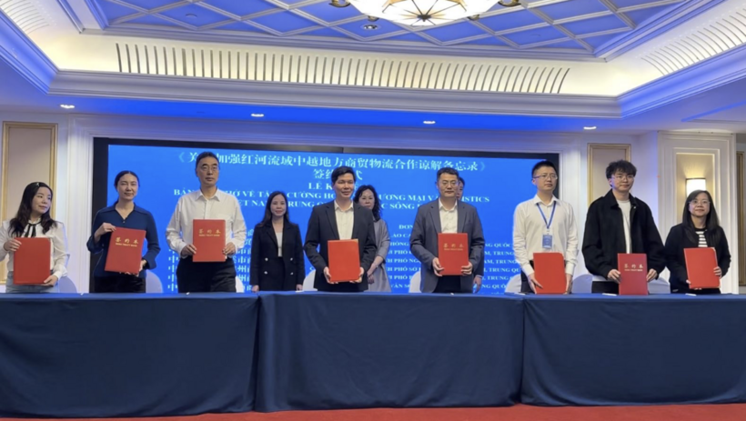 The Lao Cai Department of Industry and Trade (Vietnam) signs a Memorandum of Understanding on strengthening Vietnam - China trade and logistics cooperation in the Red River Basin.  Photo: Newspaper of Industry and Trade