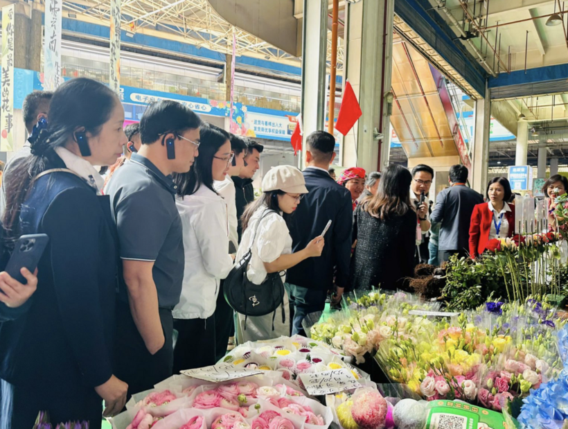 Within the framework of the program, the delegation also visited and worked at the Jinma Zhengchang fruit market and the Dounan Flower Market in Kunming. Photo: Newspaper of Industry and Trade
