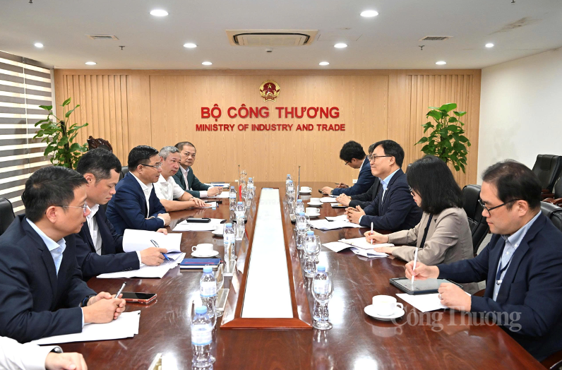Acting Minister of Industry and Trade Le Manh Hung meets with H.E. Choi Young Sam, Ambassador Extraordinary and Plenipotentiary of the Republic of Korea to Vietnam.