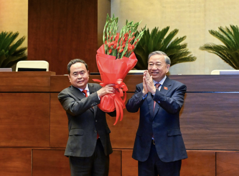 General Secretary To Lam presents flowers to congratulate National Assembly Chairman Tran Thanh Man.
