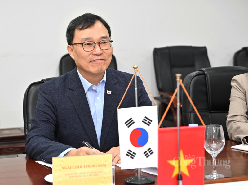 Choi Young Sam, Ambassador Extraordinary and Plenipotentiary of the Republic of Korea to Vietnam.