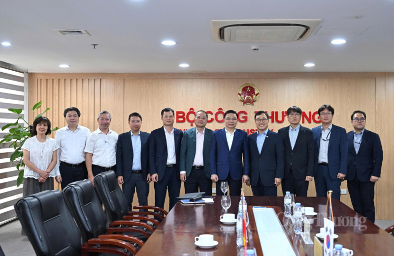 The two sides take a commemorative photo following the meeting.