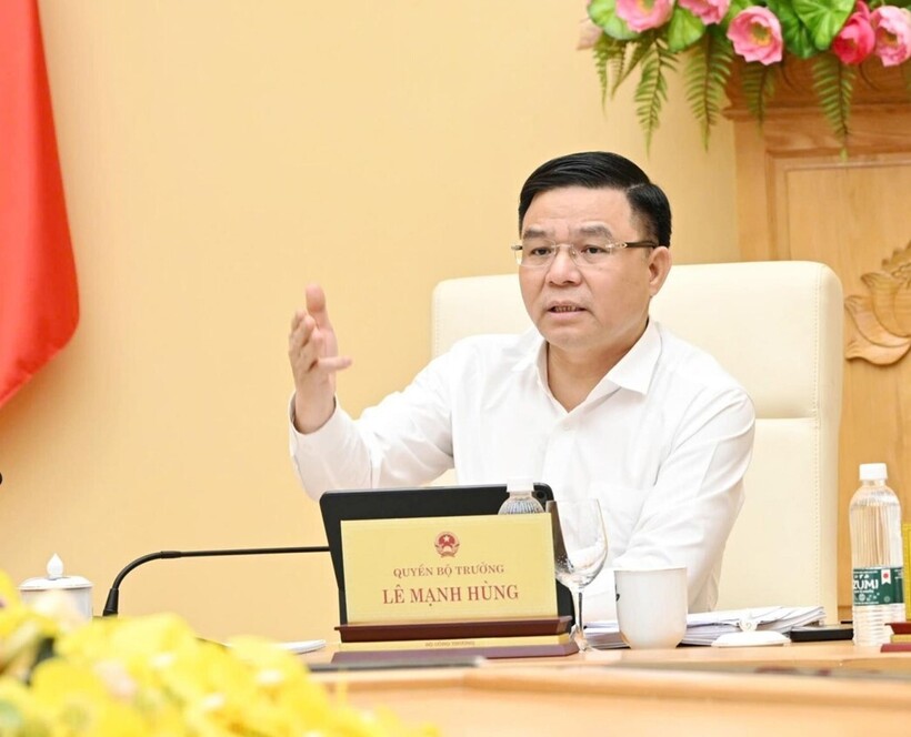 Acting Minister of Industry and Trade Le Manh Hung delivers remarks at the meeting.