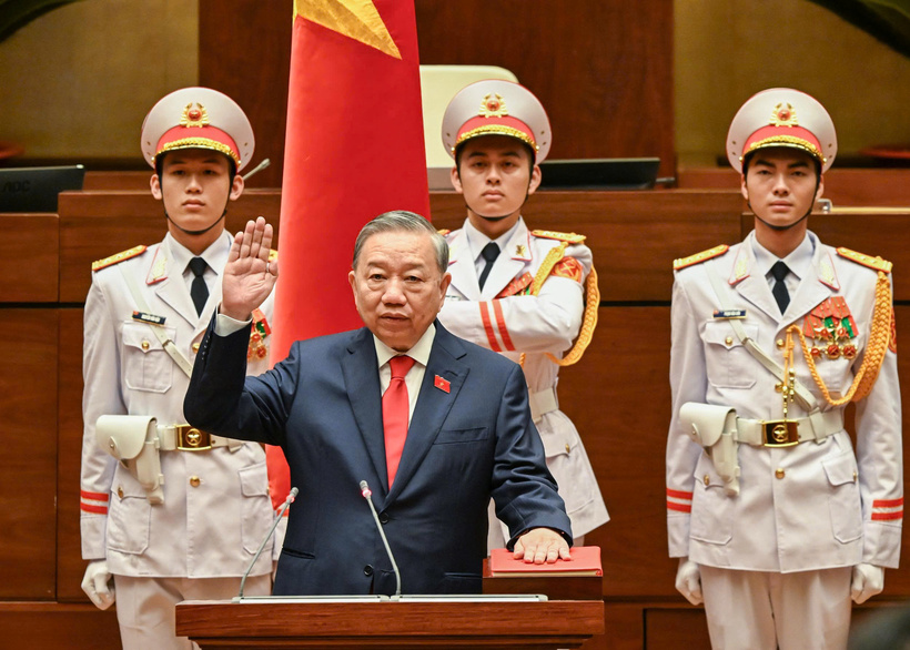 General Secretary and President To Lam takes the oath of office.