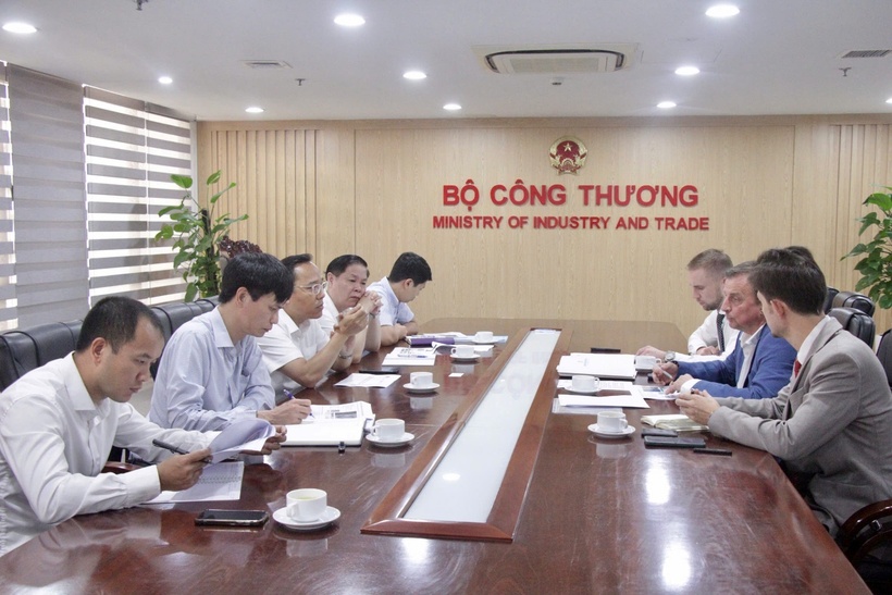 Deputy Minister Nguyen Hoang Long chairs the meeting with Zarubezhneft.