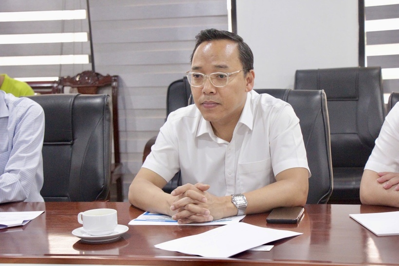 Deputy Minister of Industry and Trade Nguyen Hoang Long at the meeting.