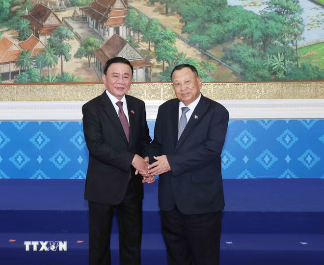 Standing Member of the CPV Secretariat Tran Cam Tu and CPP Vice President and Permanent Committee Chairman Say Chhum pose for a group photo. Photo: VNA