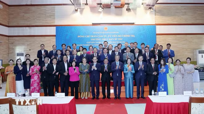Standing Member of the CPV Secretariat Tran Cam Tu meets with the Vietnamese community and businesses in Cambodia. Photo: VNA