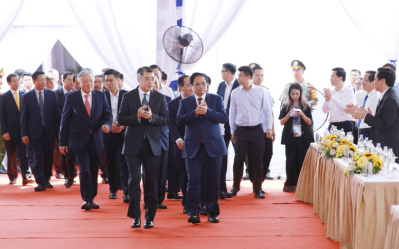 Prime Minister Le Minh Hung, former Prime Minister Pham Minh Chinh and delegates attend the groundbreaking ceremony of the Hanoi-Quang Ninh high-speed railway project
