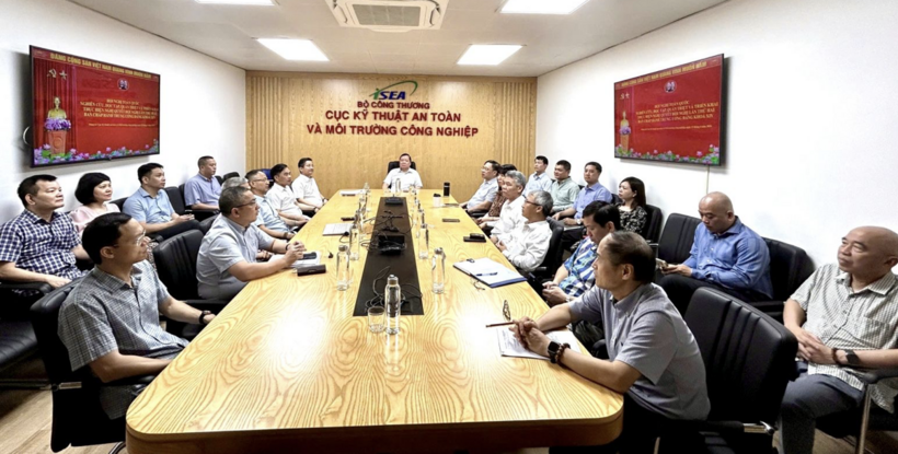 The Party Committee of the Department of Industrial Safety Techniques and Environment studies, disseminates, and implements the Resolution of the 2nd Plenum of the 14th Party Central Committee.