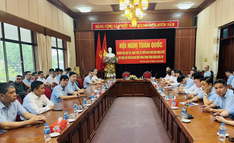 At the Party Committee of Vietnam Paper Corporation.