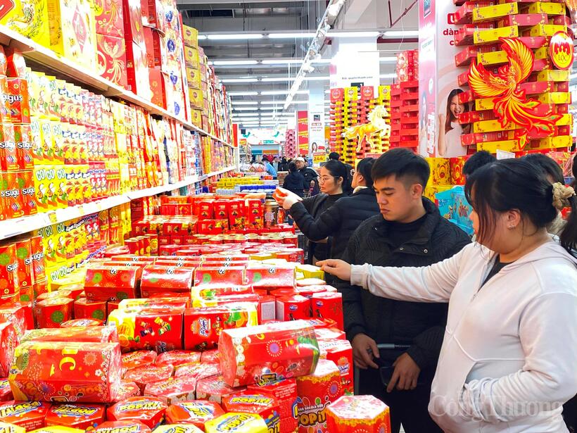 Many retailers in Vietnam have begun promoting reduced use of single-use plastic bags. Photo: Phuong Trang