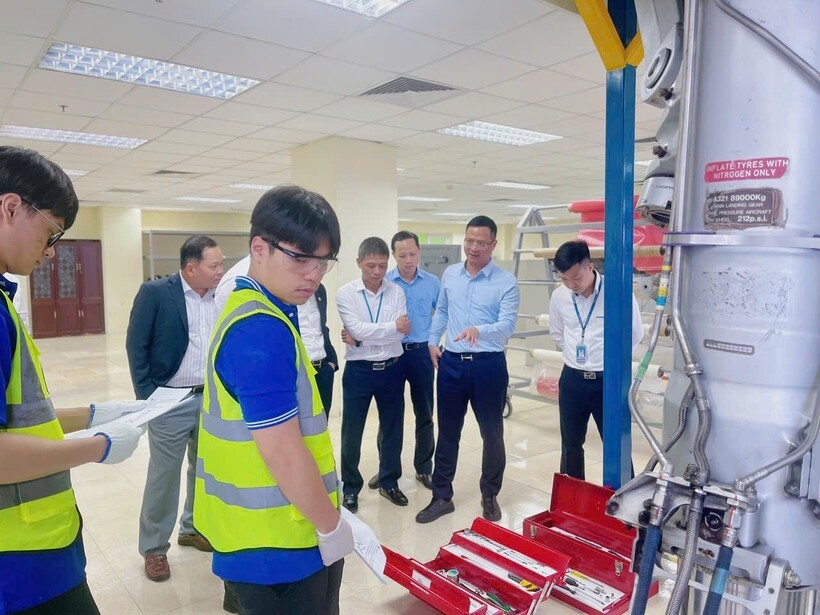 Uong Viet Dung, Director of the Civil Aviation Authority of Vietnam, visits VAECO’s training center.