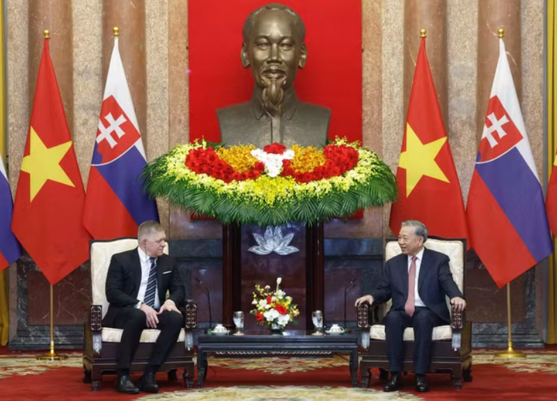 General Secretary and State President To Lam meets with Slovak Prime Minister Robert Fico. Photo: VNA