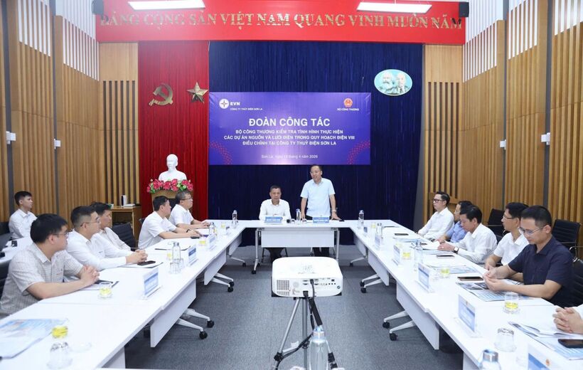 The MoIT delegation inspects and works with Son La Hydropower Plant. Photo: DL