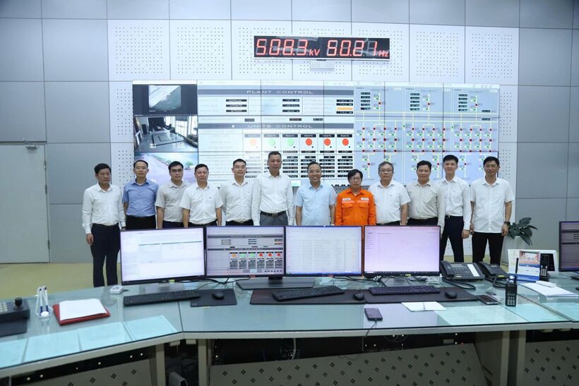The delegation visits the central control room of Son La Hydropower Plant. Photo: DL